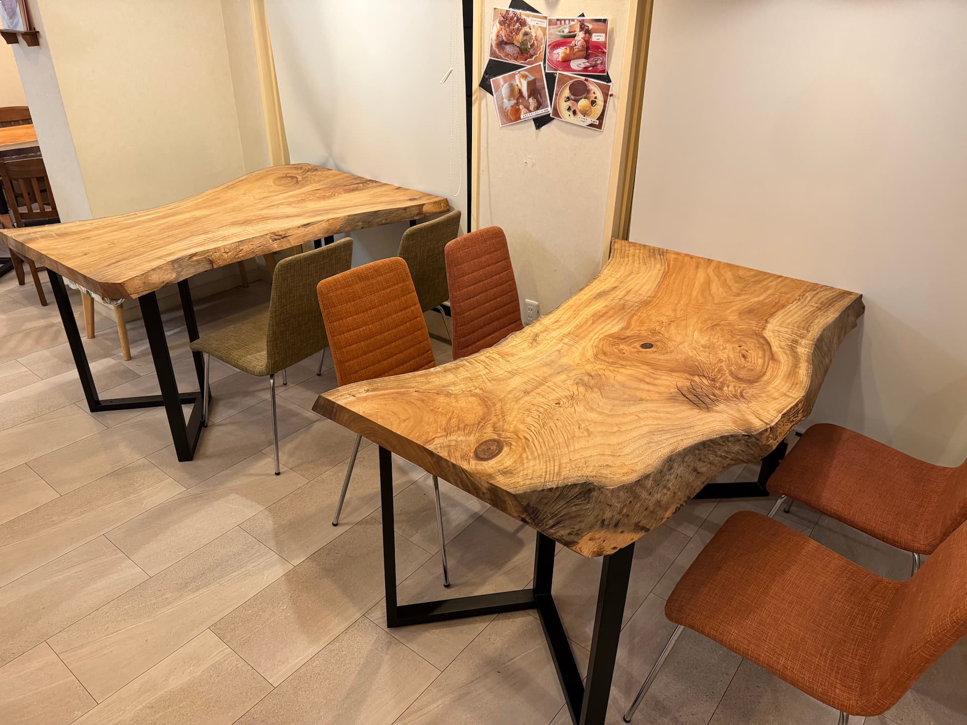 カフェで実際に使われている一枚板テーブル