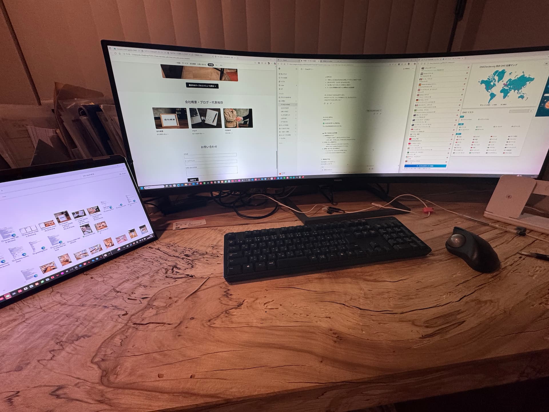 ichi crafters の作業デスクとモニター