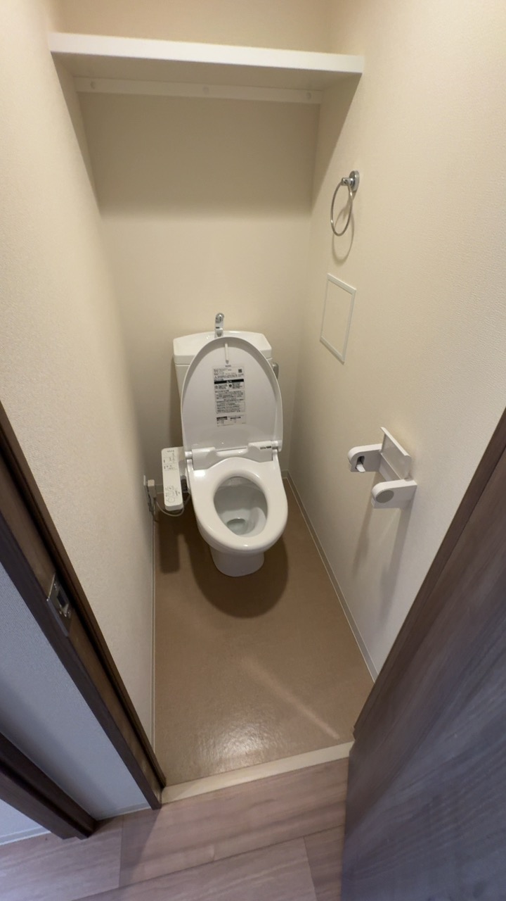 トイレまわりの状態。設備まわりも含めてどこまで対応が必要か見極めるための室内写真