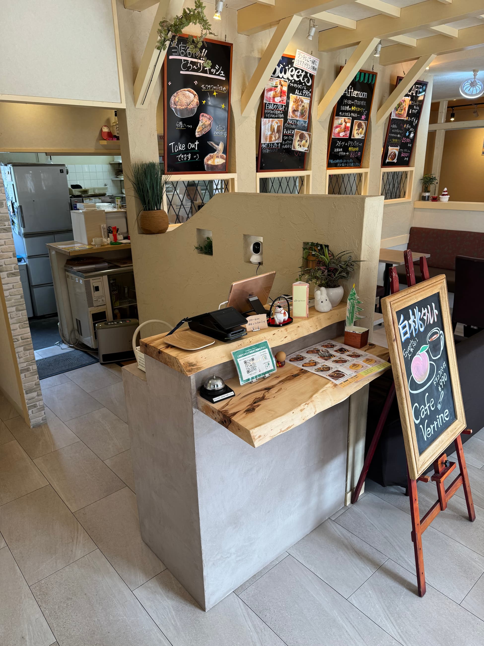 名古屋カフェVerrineで実際に使われている一枚板テーブルと客席の様子
