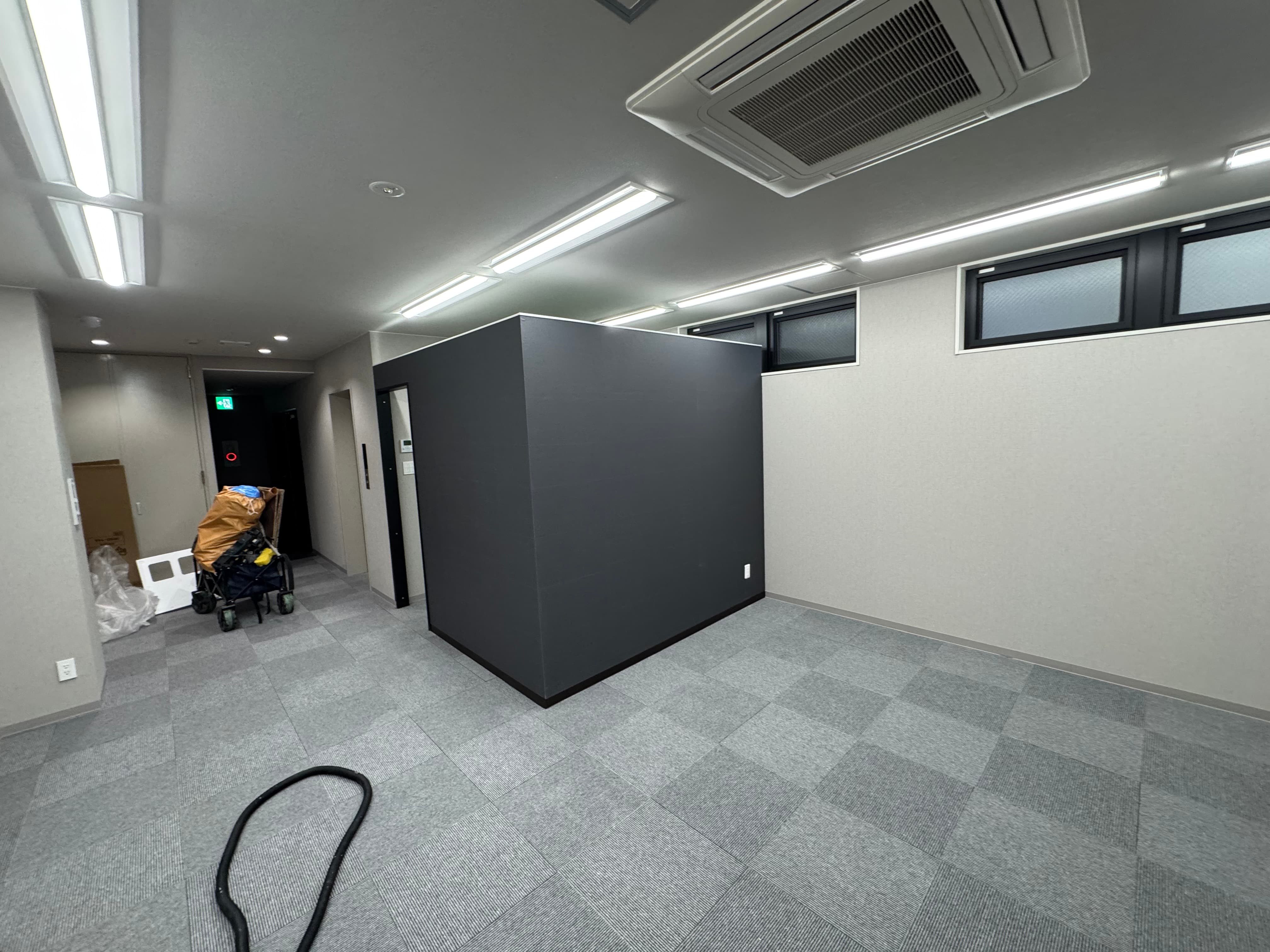 工事途中の静かな室内空間