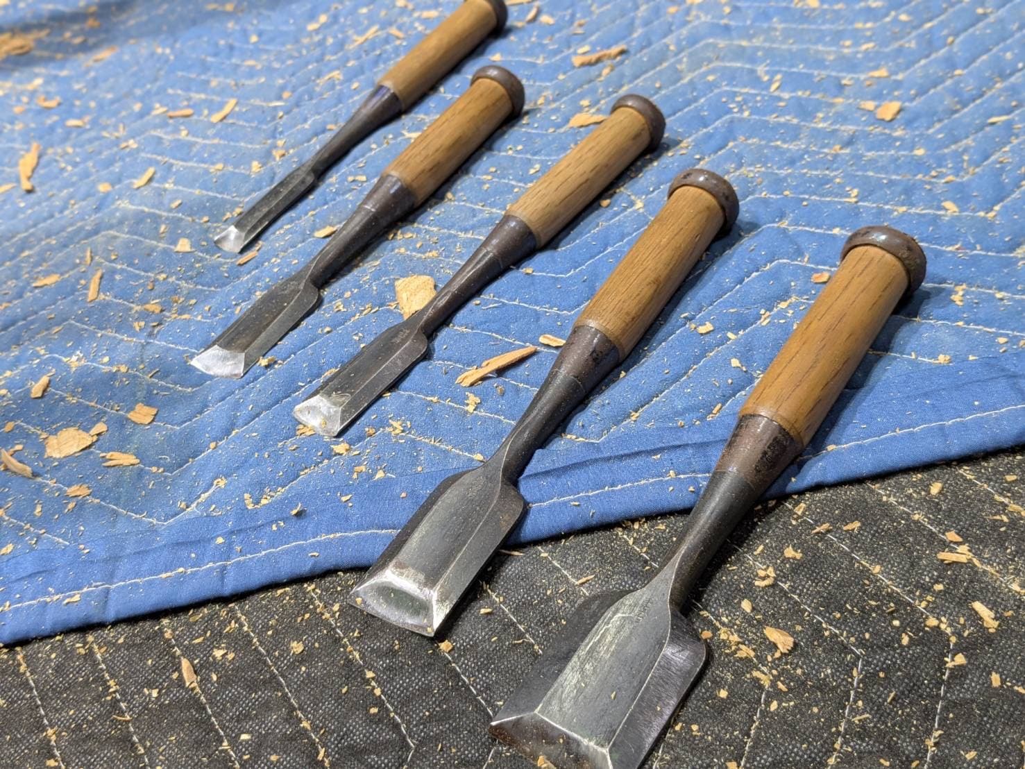 鑿や道具が並ぶ、職人の手仕事を感じる写真