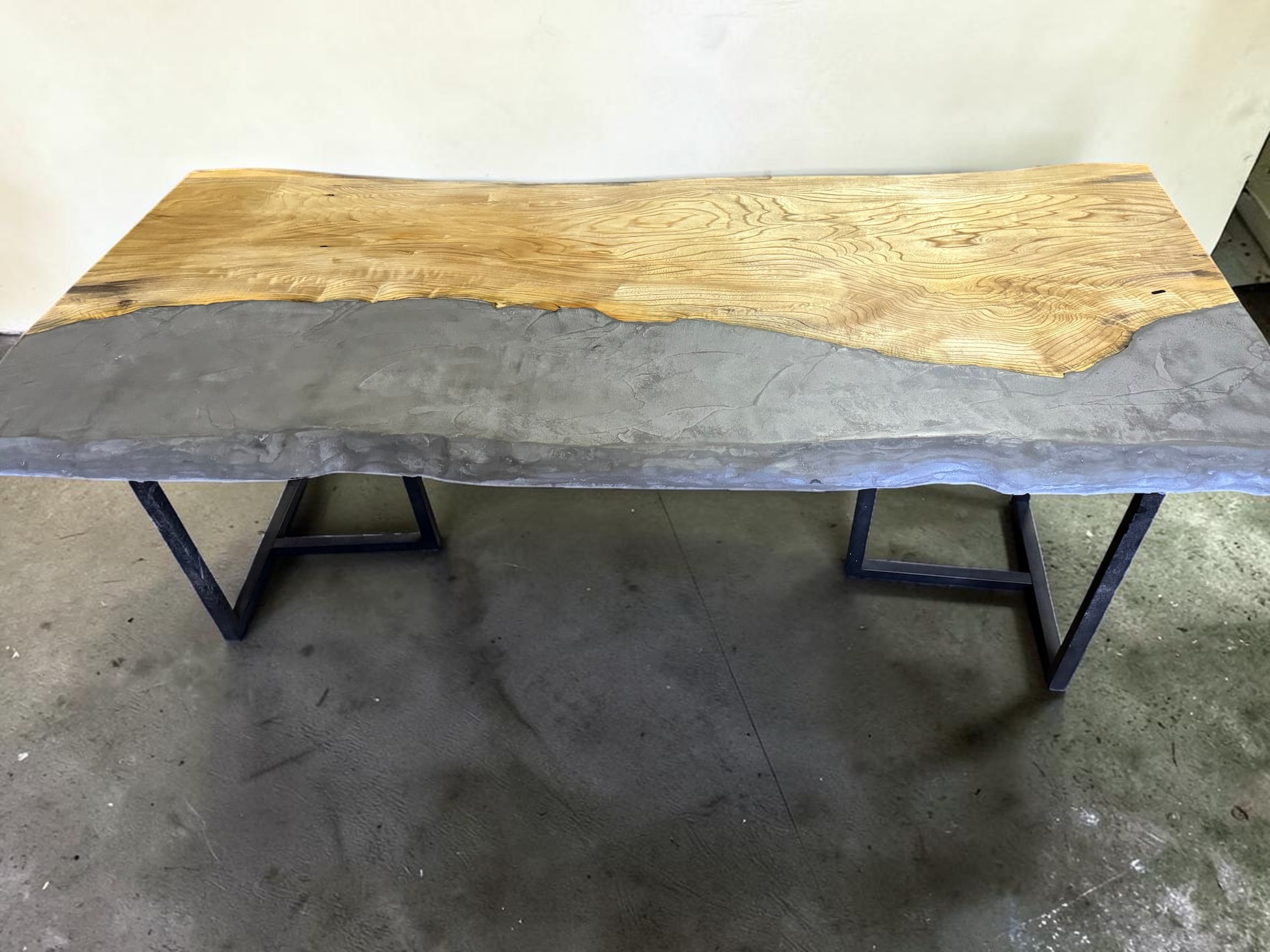 モールテックスと一枚板を組み合わせた作品