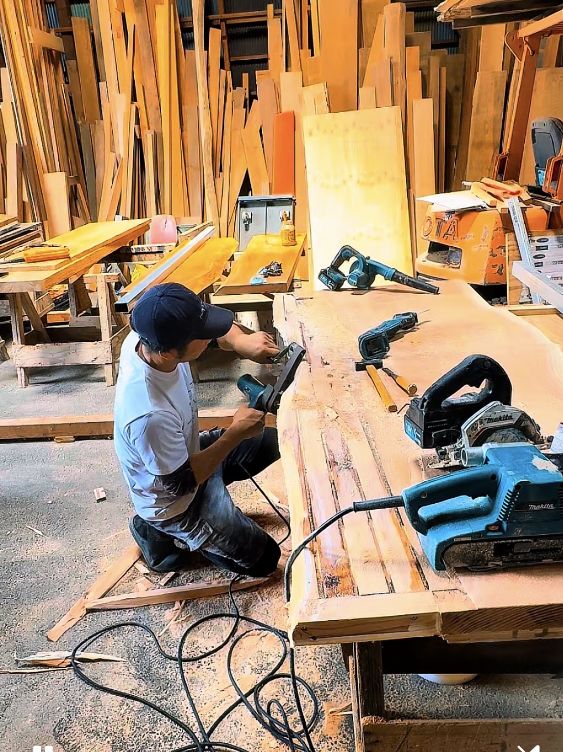 一枚板の加工を行うichi craftersの工房風景