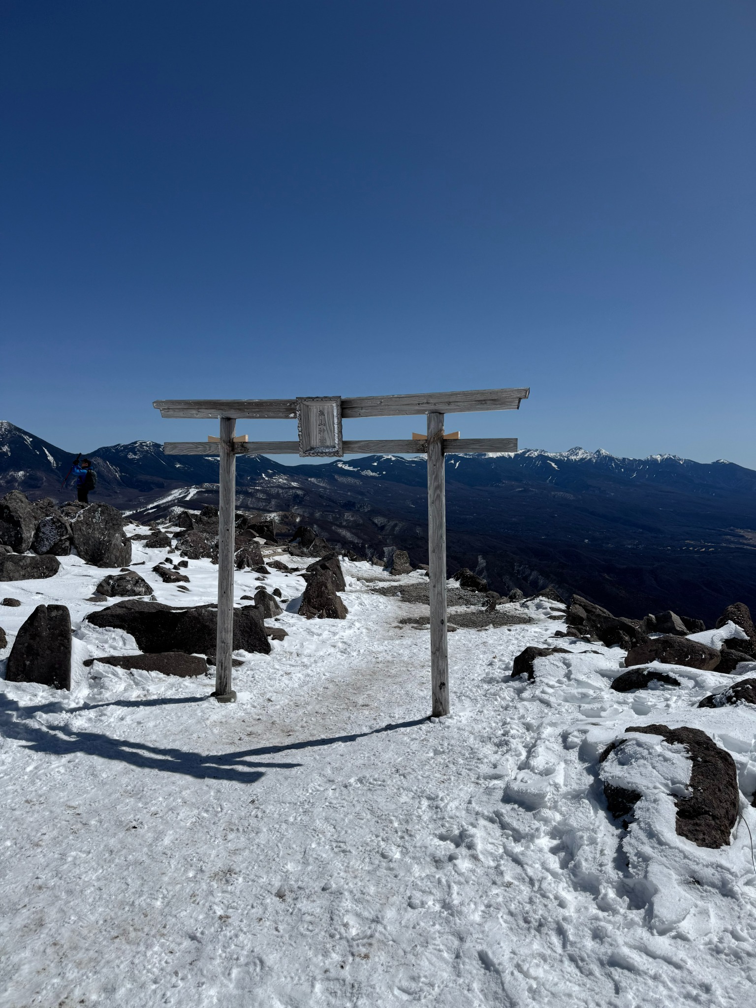 楔の修繕後の鳥居と車山の山並み